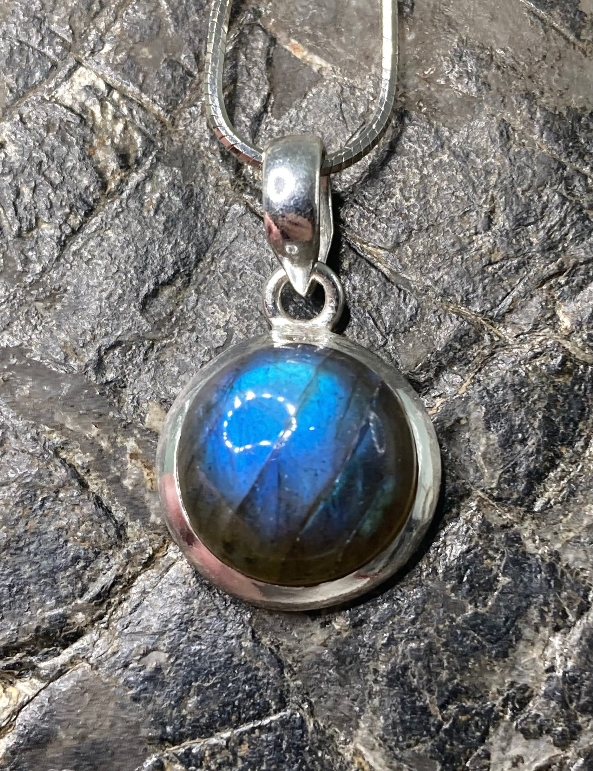 Grade A - Blue Labradorite and Silver Pendant (M03)