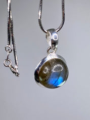 Grade A - Blue Labradorite and Silver Pendant (M03)