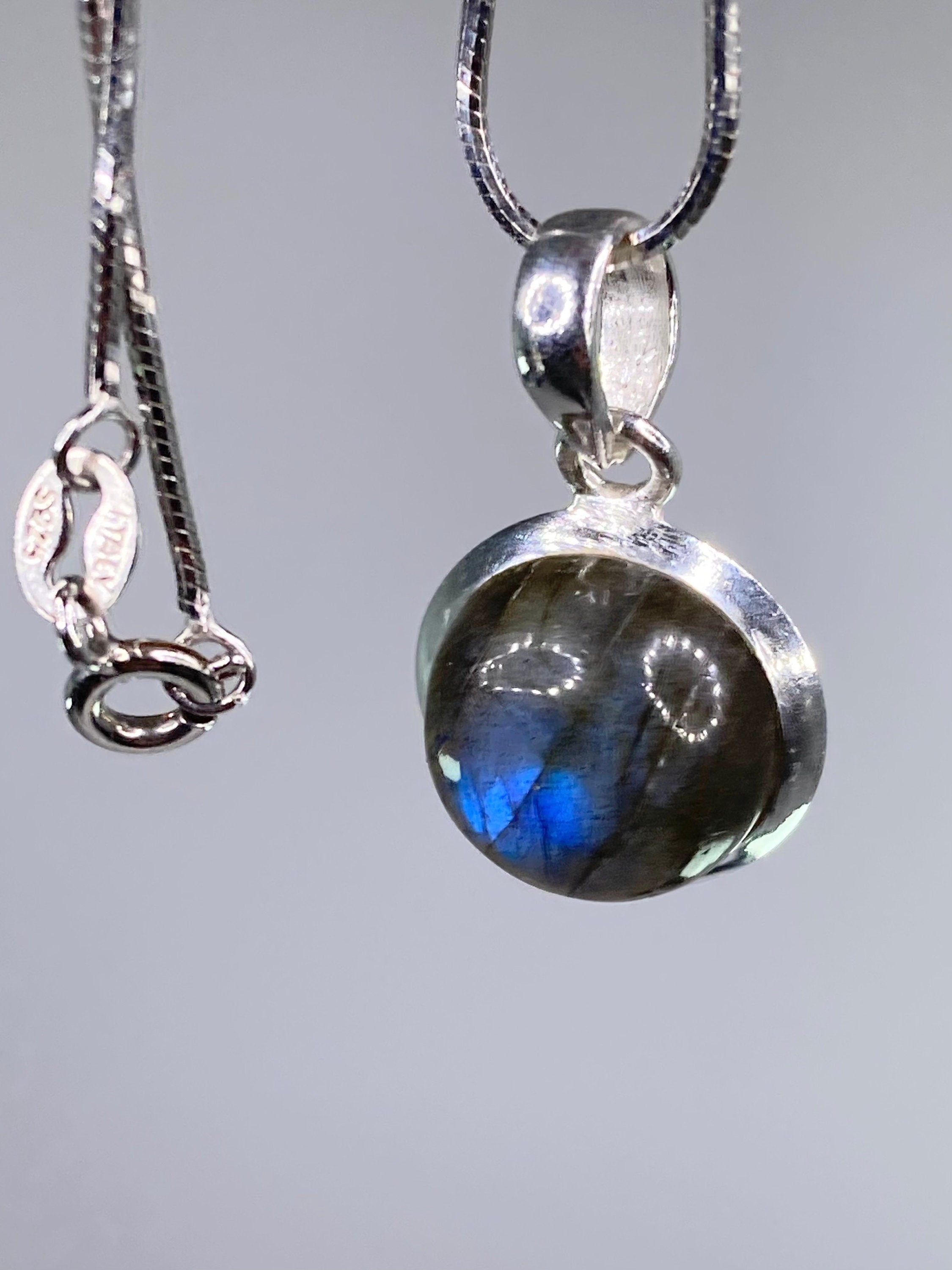 Grade A - Blue Labradorite and Silver Pendant (M03)