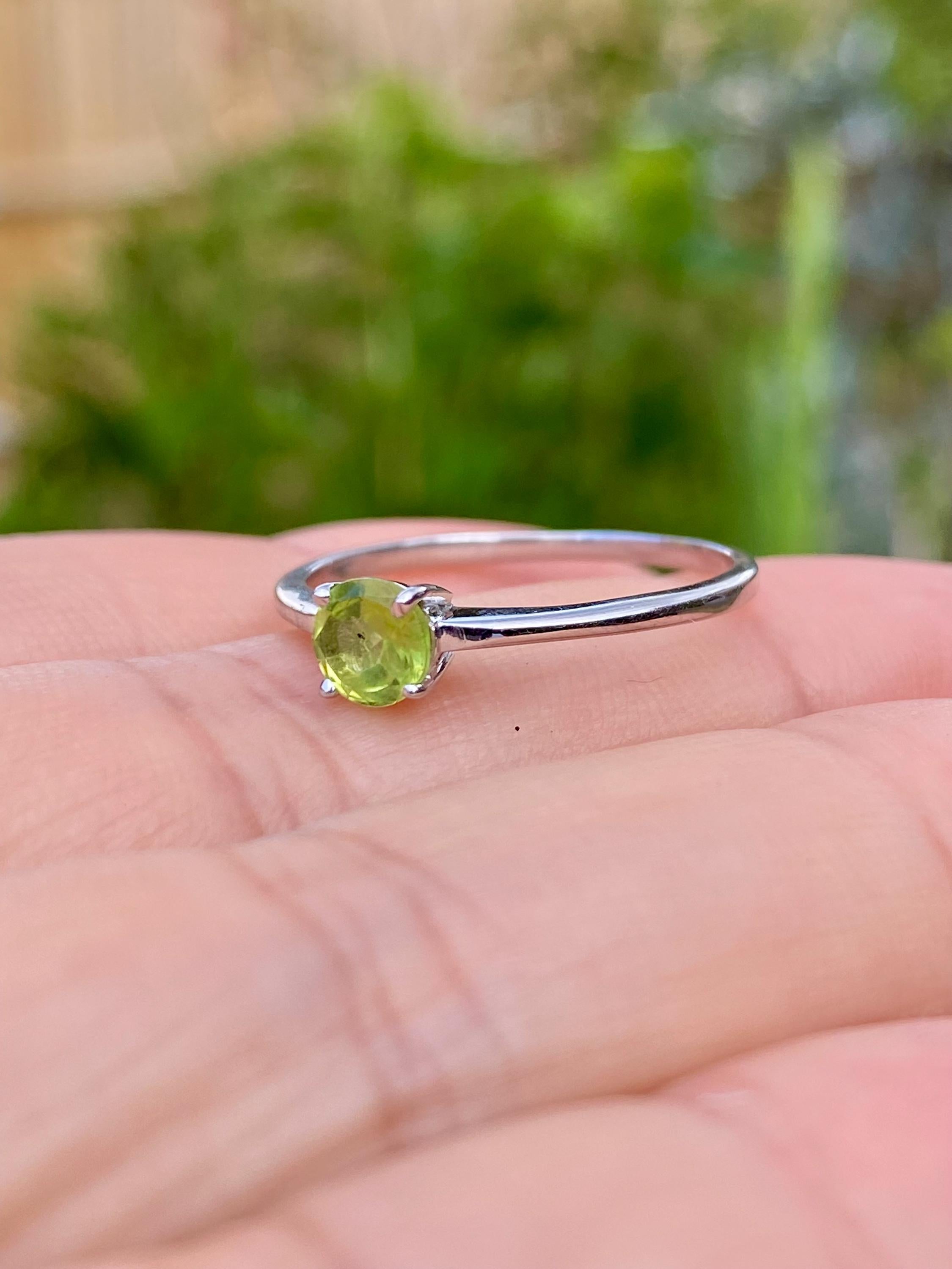 Round Cut Peridot 925 Sterling Silver Ring