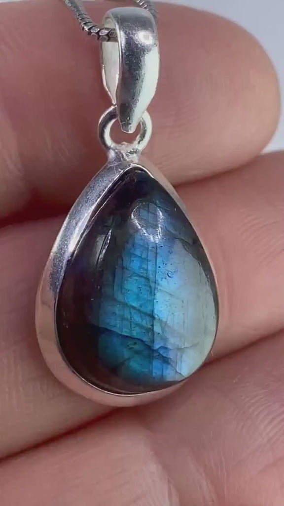 Grade A - Blue Labradorite and Silver Pendant (M03)